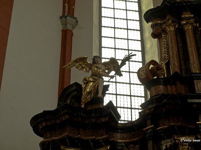 Engel op het Altaar in de Sint-Salvator-basiliek.jpg