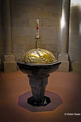 Doopfond in de Dom en Liebfrauenkirche in Trier.jpg