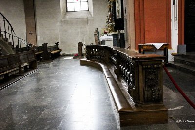 knielbank voor het altaar van het klooster van de Sint-Salvator-basiliek Prm.jpg