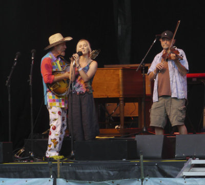 Hattie and Joe Craven fill in for a delayed performer