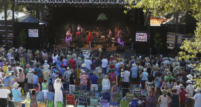 Vaud & the Villains & a happy crowd