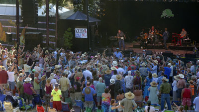 Paul Thorn likes the Live Oak audience