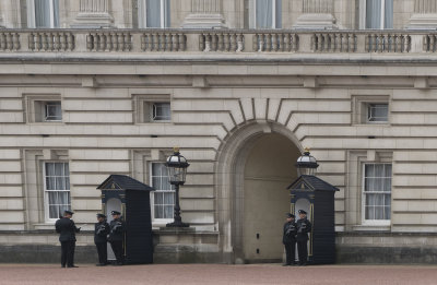 Armed Guards Buckingham Palace