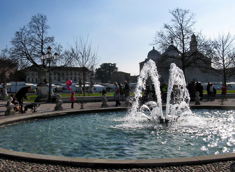 Fountain in Prato della Valle9002