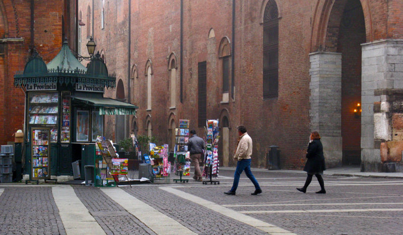 Newstand on Piazza Commune9236
