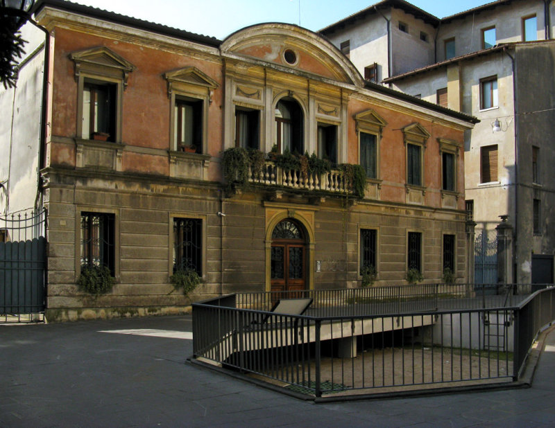 Small Piazza near Duomo9083