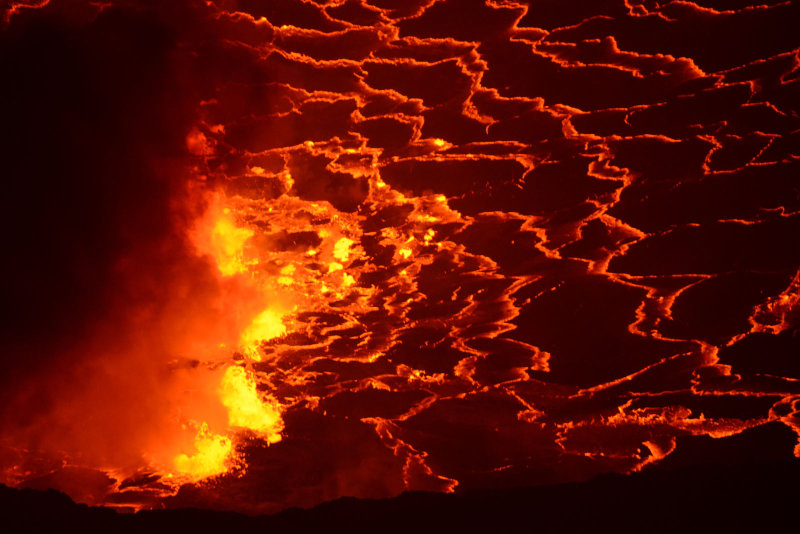 Geyser-like eruptions from the turbulent surface of the lava lake