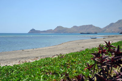 Looking up the coast towards the Cristo Rei at the east end of Dilis beaches