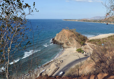 There are several dive sites around Dili Rock and Tasi Tolu Beach