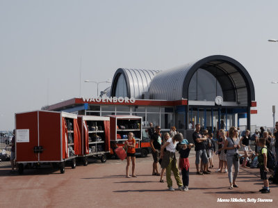 Het wagentje met de koffers van reizigers zonder voertuig