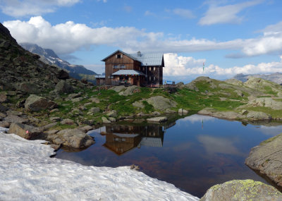 The nicely sited Bremer Hutte, one of our favourites