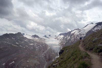 Approaching the Ramolhaus with glacier views across the valley