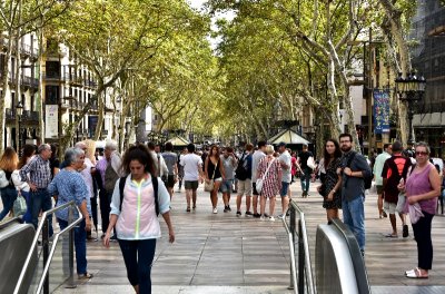 Busy La Rambla by Placa de Catalunya Barcelona 410 