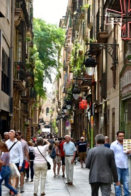 Exploring narrow street of Barcelona 416  