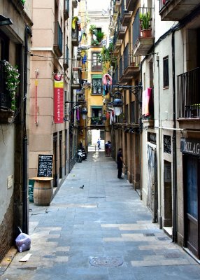 Narrow street by La Boqueria Barcelona 476  