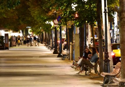 Enjoying Gelato with Friends on La Rambla in Barcelona 519