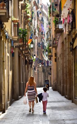 Mom and daughter in Gothic Quarter of Barcelona 472  