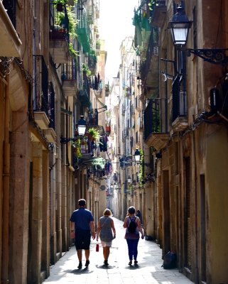 Walking down Carrer de Sant Pere Mitja Barcelona 496  