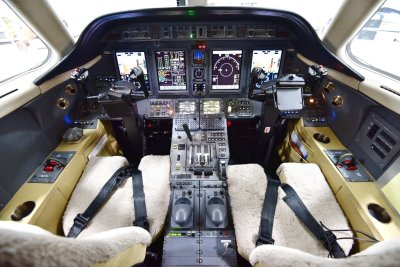 N420KM Cockpit AVN ON 040 