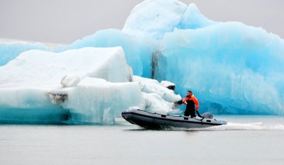 Checking out floating icebergs in  in Jökulsárlón glacial lagoon, Iceland 1058  