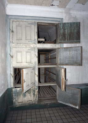 Storage for bodies after autopsy