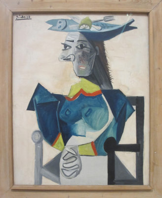 Picasso. Seated woman with fish-hat.-1942-