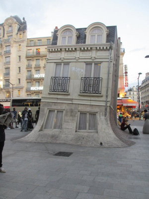 Gare du Nord / The leaning house