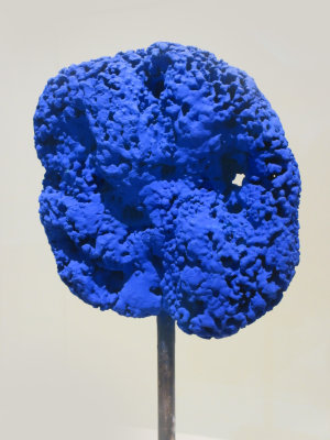 Yves Klein. Sponge in monochrome blue. 1960.