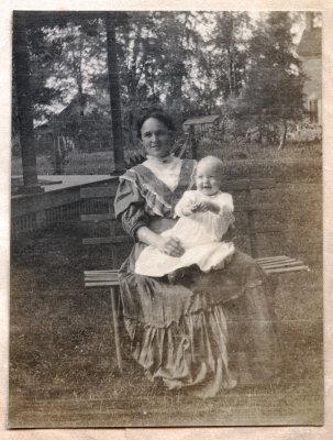 Myrtle C. Landis with Dorothy - Worthington, O. 1906
