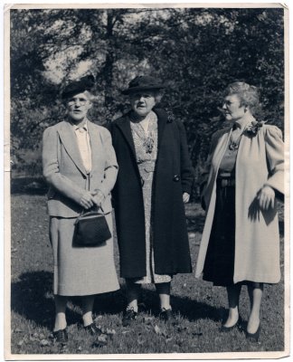 Myrtle and her sisters? - inscribed Dot from Dad