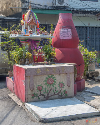 Soi Wat Kantatararam Spirit House Shrine and Firecracker Chimney (DTHB2063)