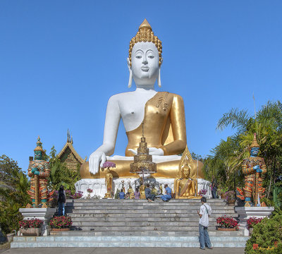 Wat Phra That Doi Kham Phra Buddha Napeesipinkarat and Worshipers (DTHCM2374)