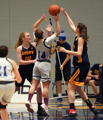 Queen's vs Laurentian 06167 copy.jpg