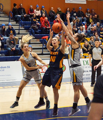 Queen's vs Laurentian 02348 copy.jpg