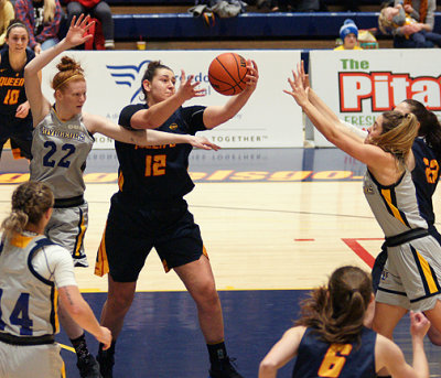 Queen's vs Laurentian 06196 copy.jpg
