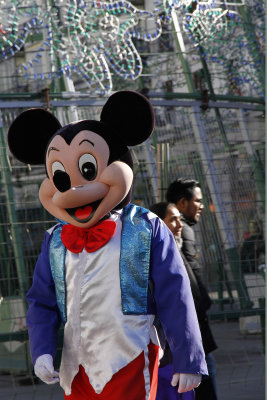 Mickey visits Puerta del Sol