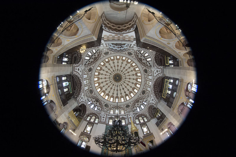 Istanbul Yeni Valide Mosque dec 2018 9547.jpg
