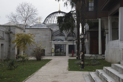 Istanbul Yeni Valide Mosque dec 2018 9535.jpg