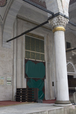 Istanbul Yeni Valide Mosque dec 2018 9536.jpg