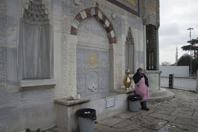 Istanbul Sultan Ahmed III fountain dec 2018 0316.jpg