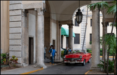 Leaving tourists at Hotel Nacional