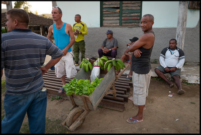Iznaga farmers with bananas and sallad