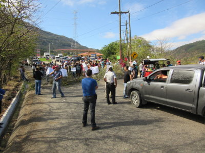 Back into Guatemala and a farmers' road block
