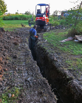 Installation d'un nouveau drain non perforcot nord-est pour mieux contrler le niveau d'eau de l'tang.