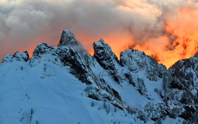 Burning sunset on Garfield Mountain in Cascade Mountains, Washington 705 .jpg