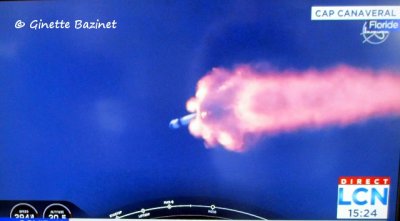 La fuse SpaceX fait une ligne rose dans le ciel de la Floride.