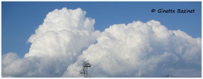 Le ciel est bleu. Parfois, nous dcidons d'y mettre de la couleur avec ces beaux cumulus blancs.