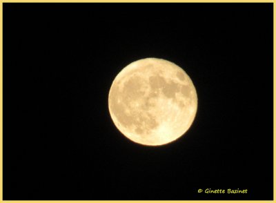  22:25, voil la super lune  des fraises .