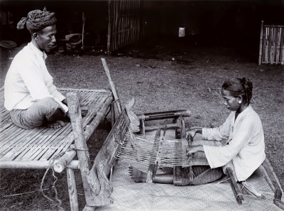 Weaving in Burma 