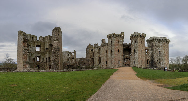 IMG_8110_8115-Pano.dng Ornate Gatehouse, Great Tower (on the left) and Closet Tower ( far right) - © A Santillo 2019